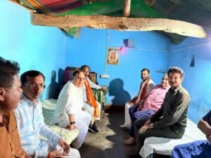 छत्तीसगढ़ भाजपा संगठन महामंत्री कर्मवीर सिंह सरगुजा होते जा रहे रायपुर। पहले भगवान शिव की पूजा, फ़िर पवन साय के गांव में विश्राम और हो रही रवानगी। साथ में भाजपा नेताओं की तस्वीरें।